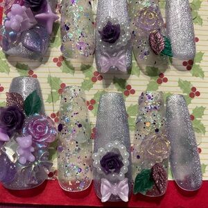 Glittery Silver Size Small but beautiful. Press-On Nails Size Medium #025
